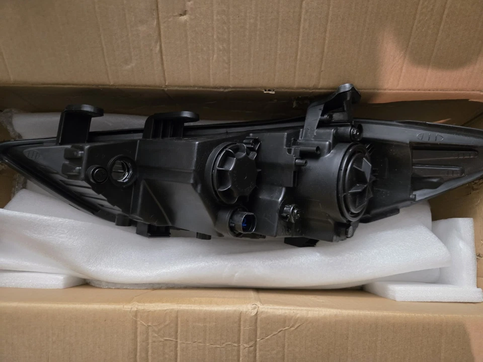 Faro derecho Hyundai Elantra 2017-2018 Foto 3 de 4