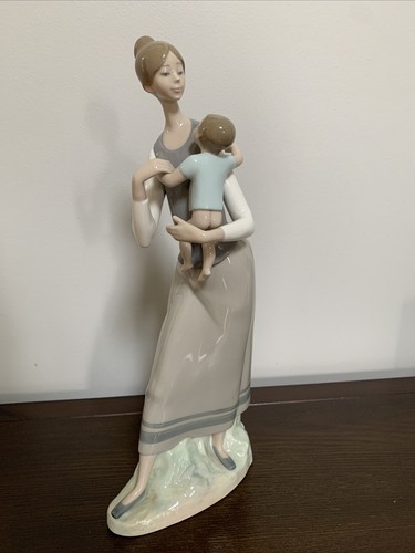 Lladro Figur "Mutterschaft" 4701 Eine Mutter hält ein Kind - Top