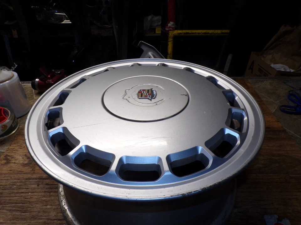 Llanta Cadillac Allante 1989-1992 16x7 5 tacos 115 mm con tapa central OEM Foto 4 de 4