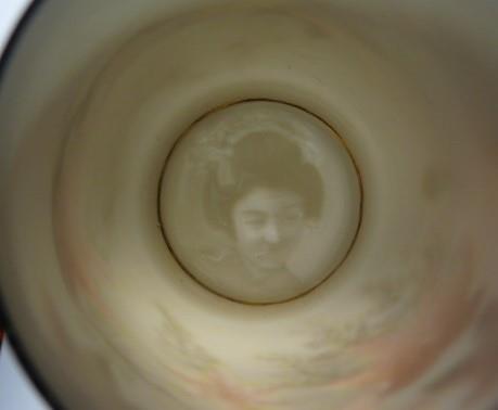 IMPRESIONANTE TAZA DE CAFÉ PINTADA A MANO Y PLATILLO LITÓFANA GEISHA HOJAS DE OTOÑO E M S - Imagen 9 de 9