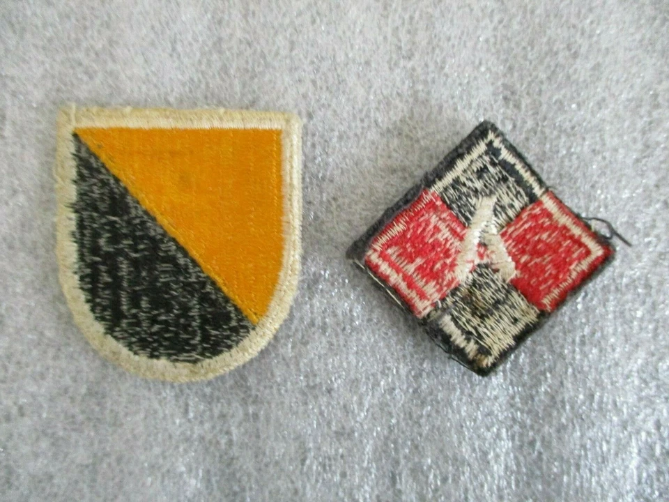 JUEGO DE PARCHES EMITIDOS DE LA SEGUNDA GUERRA MUNDIAL EJÉRCITO DE ESTADOS UNIDOS (2) LA ESCUELA DE GUARDABOSQUES AEROTRANSPORTADA  Foto 2 de 4