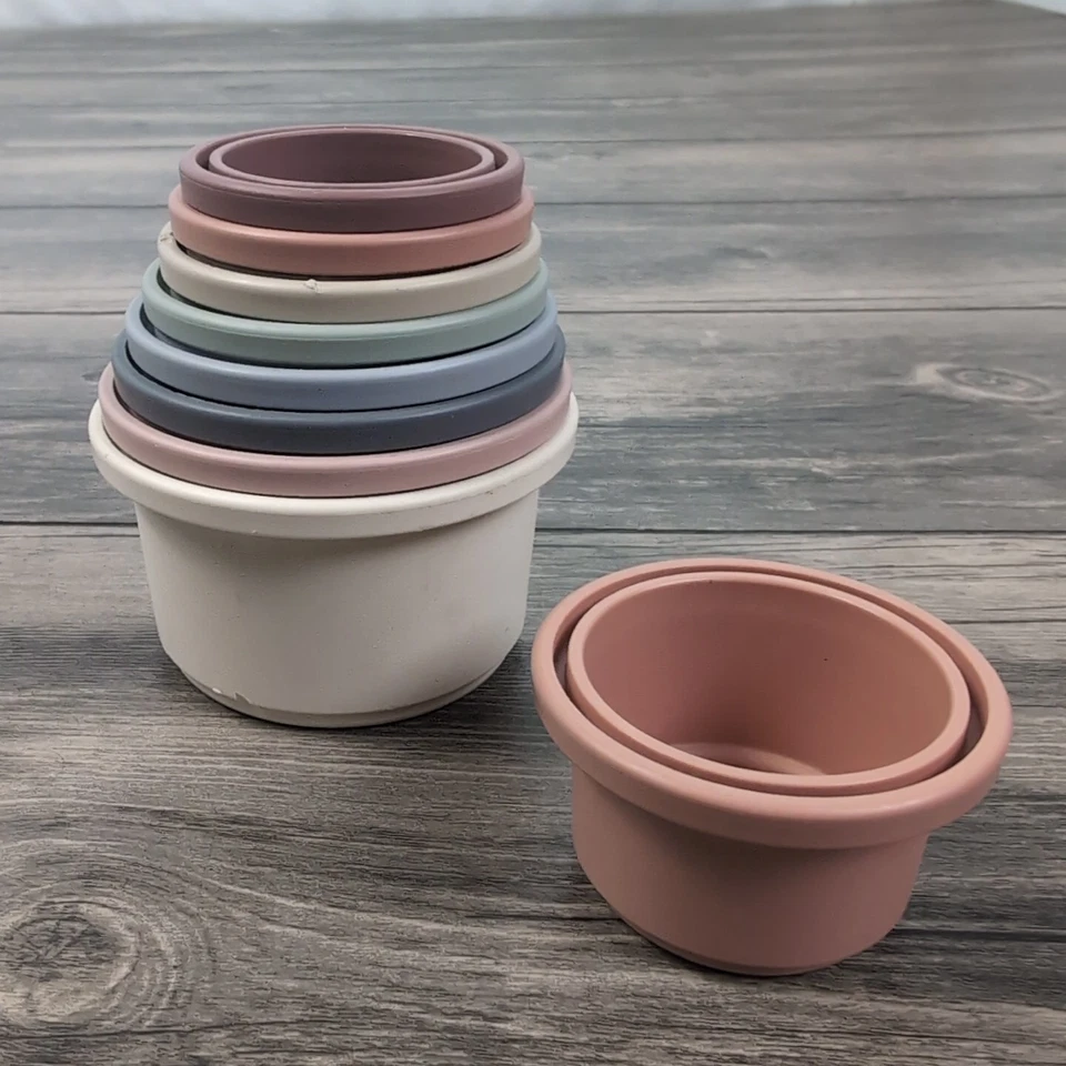 Mushie Baby Tazas Apilables Hechas en Dinamarca Juguetes de Baño Apilables 9 Tazas 3 Años Foto 2 de 4