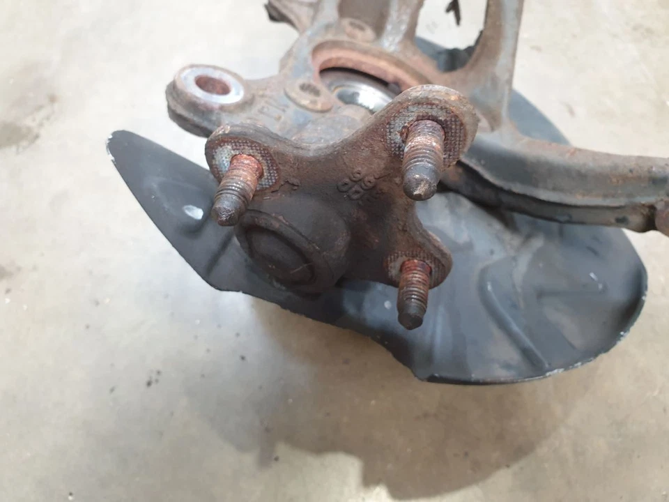 VW Golf MK7 (A7) (5G) 2016 1.6 TDI Auto Right Front Hub with Bearing 5WA407621 - Image 3 of 4