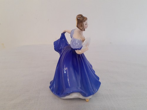 Vintage Figurine Royal Doulton Elaine #HN3214 Bone China - Peggy Davies 1979 - Picture 5 of 13