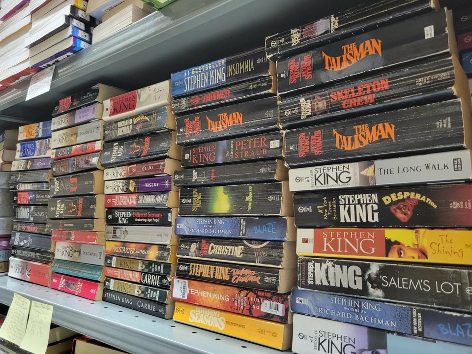 Lot of 10 Stephen King Paperback Books Random Mix HORROR Free Shipping - Image 2 of 4