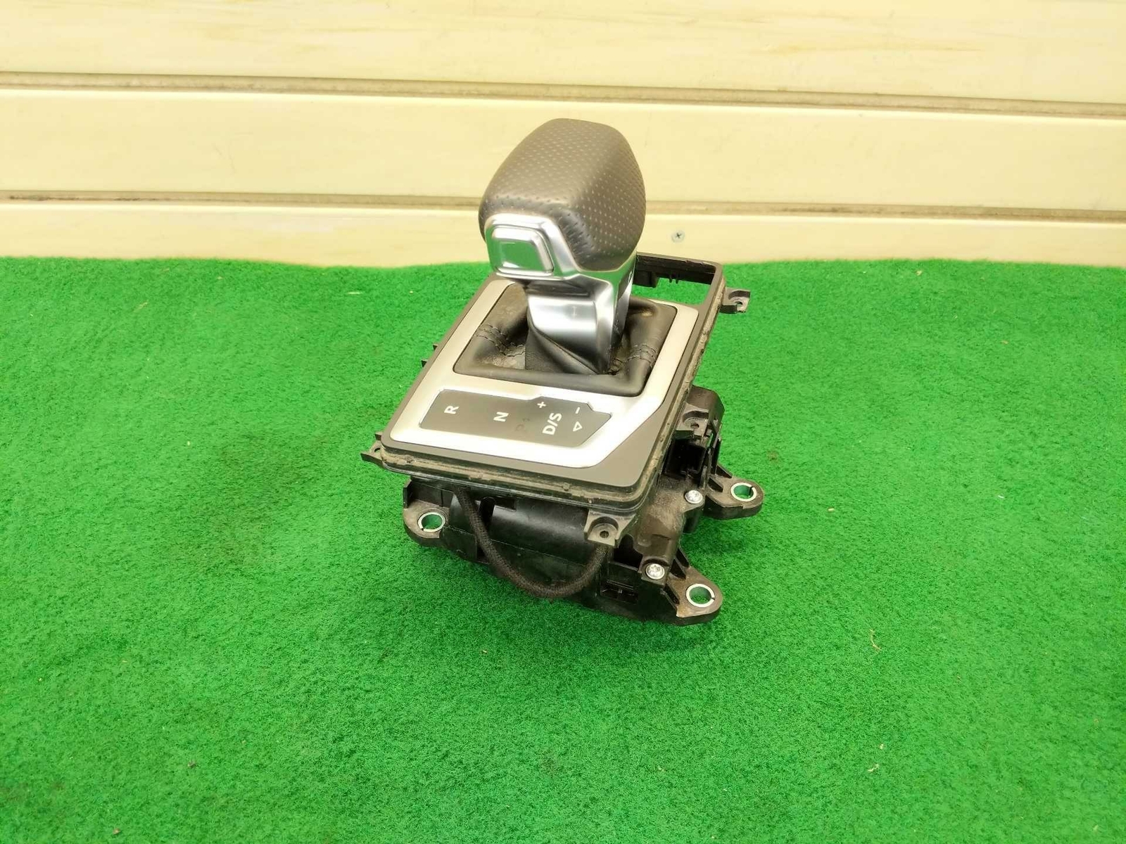2020 Audi R8 Performance - OEM Floor Shifter Assembly & Trim Plate 4S1713041F