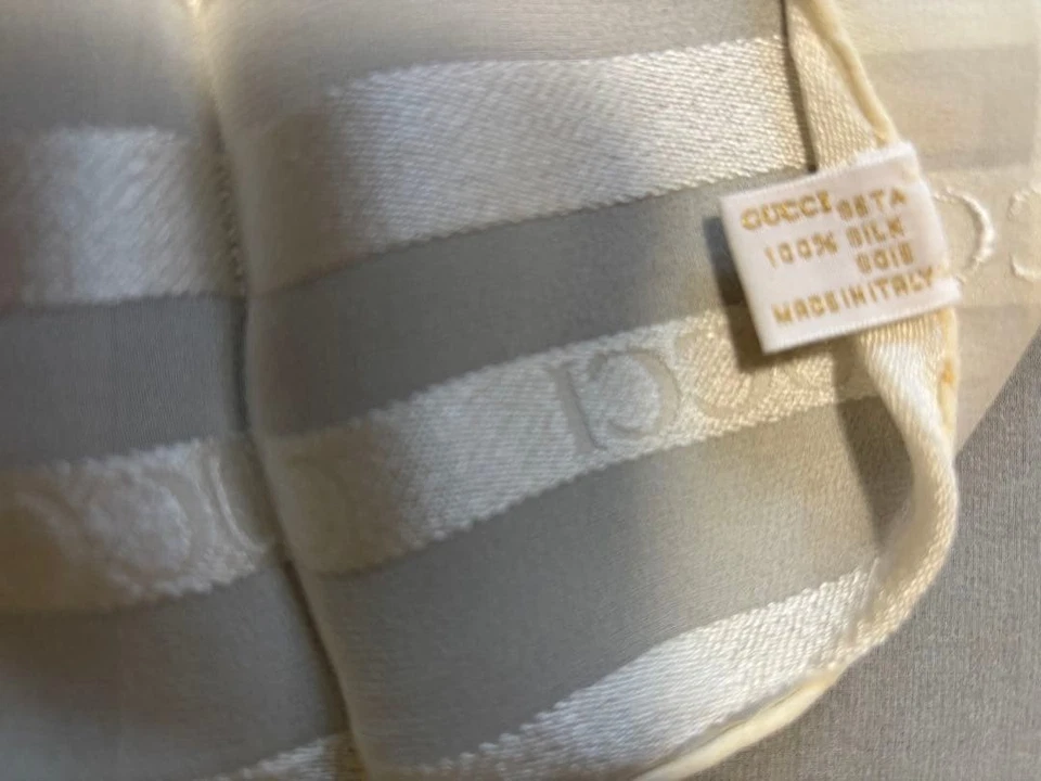 Bufanda de Seda Gucci Rayas Blancas 80x80cm Usada con Manchas Ligeras de Japón Foto 3 de 4
