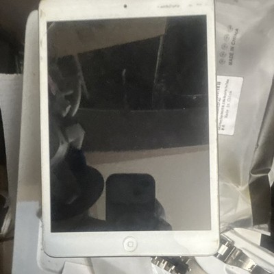 Apple iPad mini White Tablet 7.9 in Touchscreen iOS Operating System Series