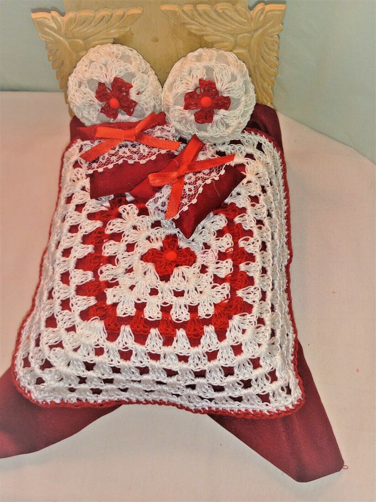 1:12 Scale Dollhouse Comforter Set with Matching Crochet Throw Rug and Cushions for Miniature Bed-image