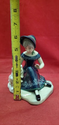 Vintage Porcelain Figurine GAMA Cuart de Poblet Valencia Spain Lady with Dog - Picture 8 of 8