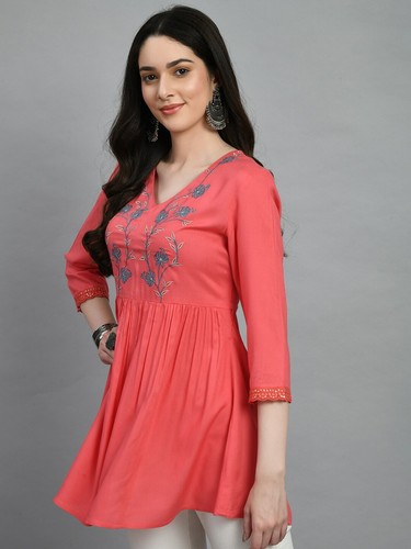 Indian Women BEAUTIFUL Peach Rayon Floral Embroidered Kurta Kurti New Top Tunic - Picture 8 of 8