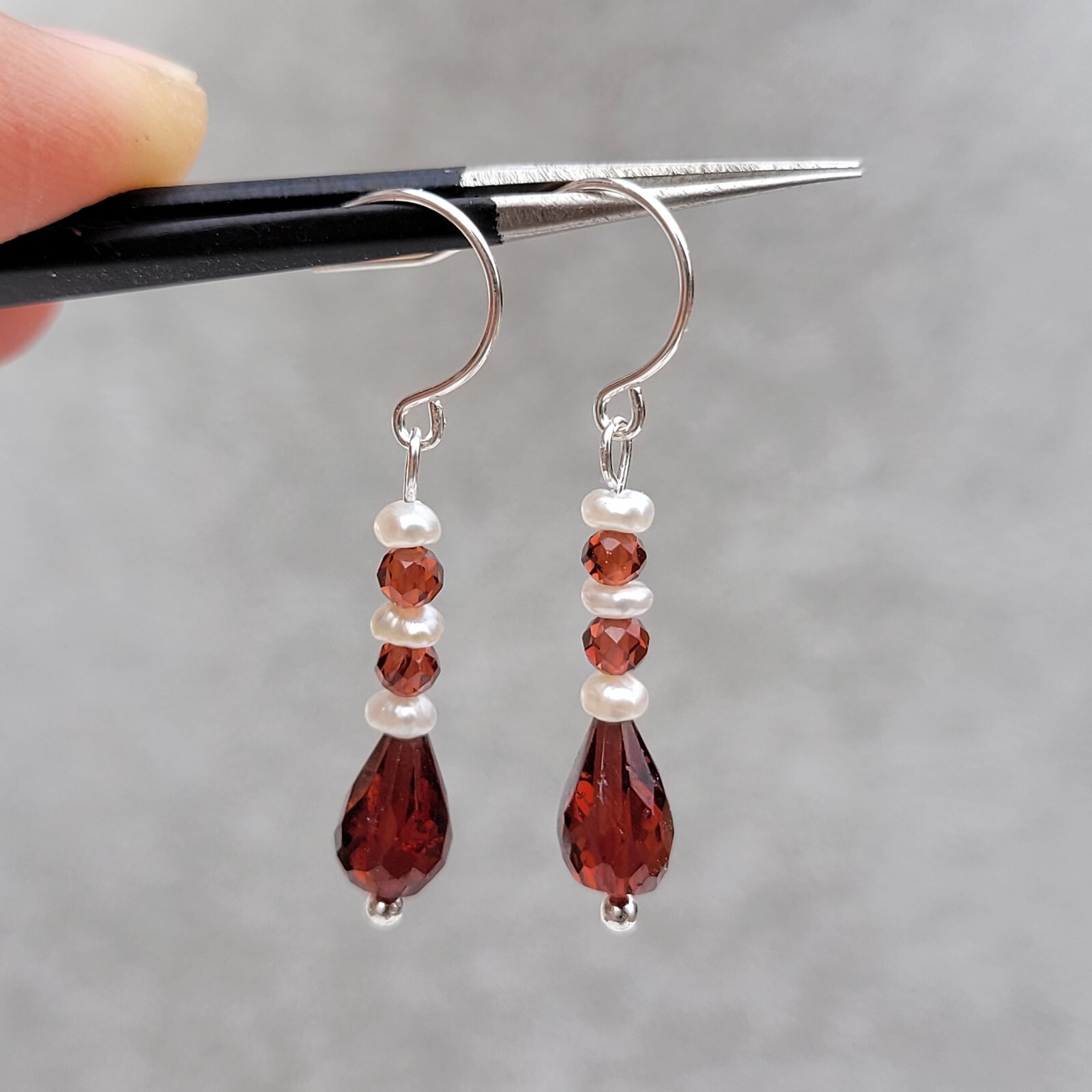 Boucles d'oreilles grenat et perles de culture en argent 925 massif