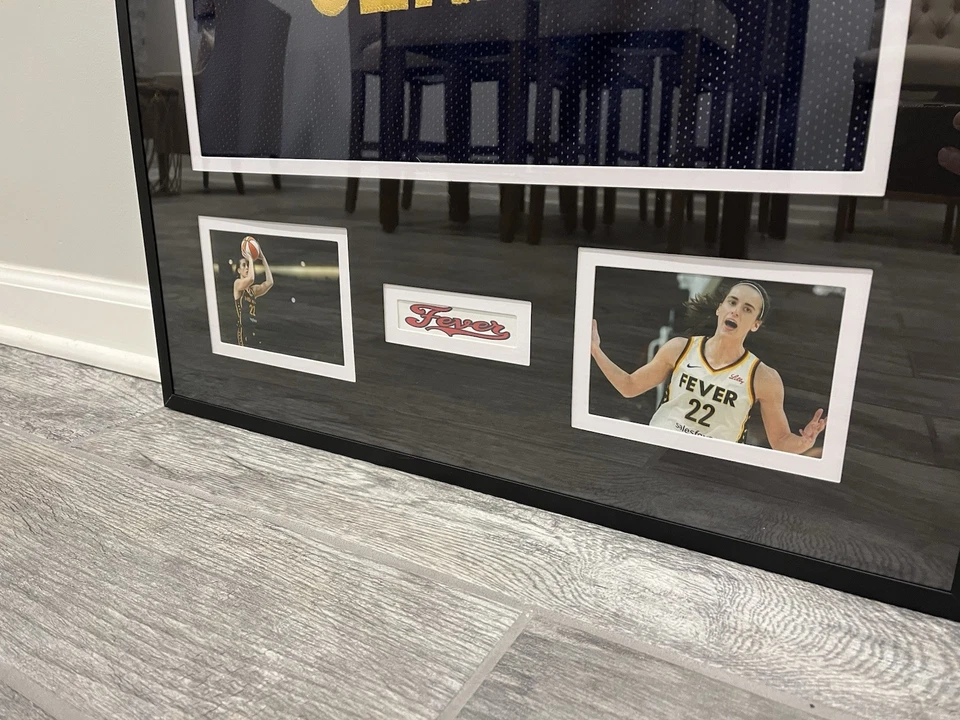 Camiseta deportiva Caitlin Clark facsímil autografiada enmarcada Indiana Fever Foto 3 de 3