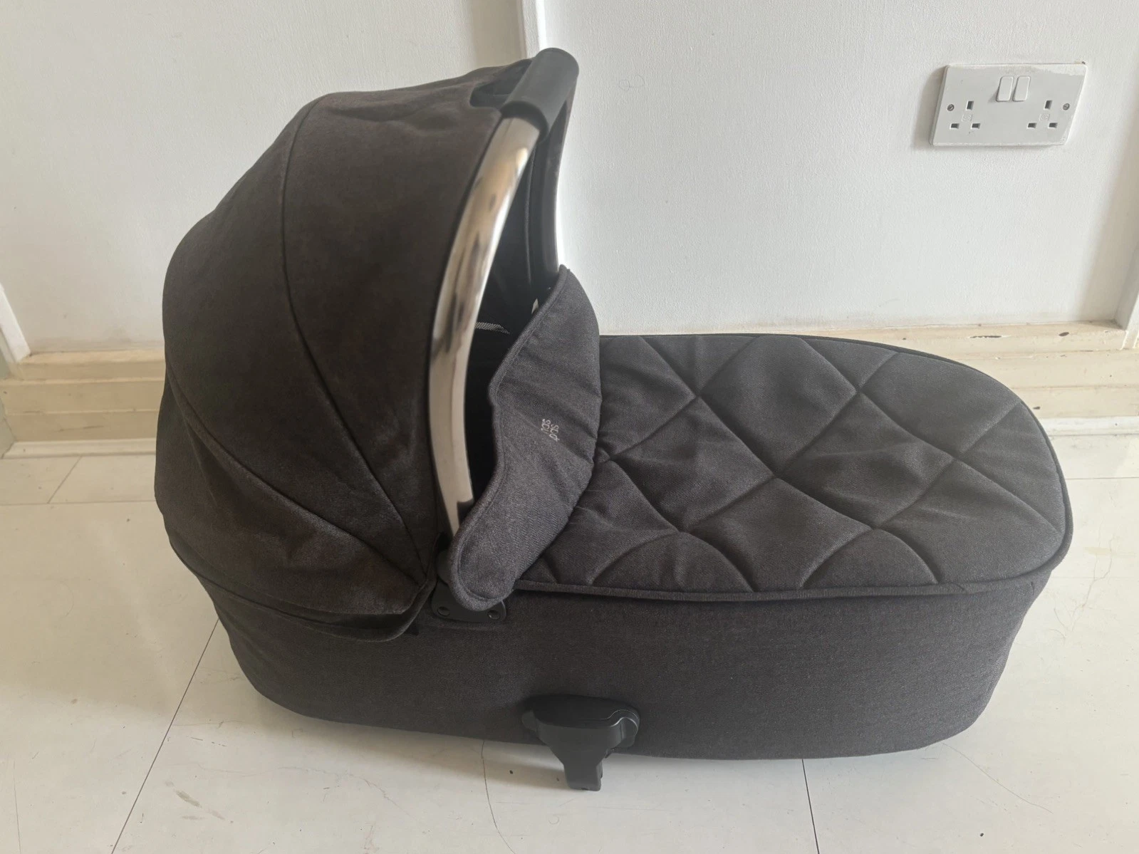 Mamas & Papas onyx carry cot Black Grey in Box