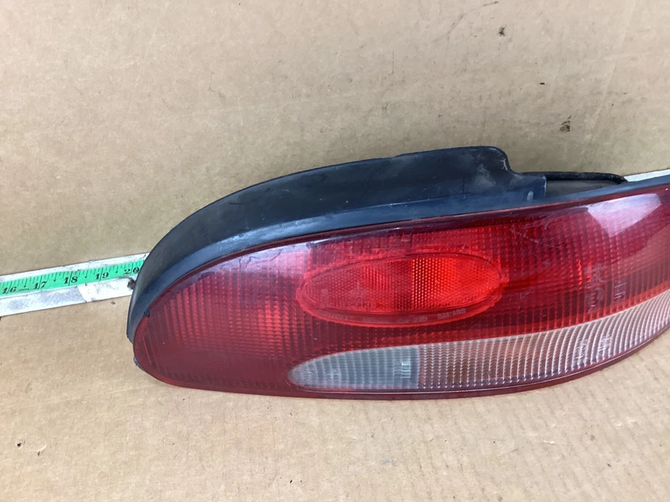 Conjunto de luz trasera lateral derecha del pasajero Eagle Summit 1993-1996 26657DD21 Foto 2 de 4