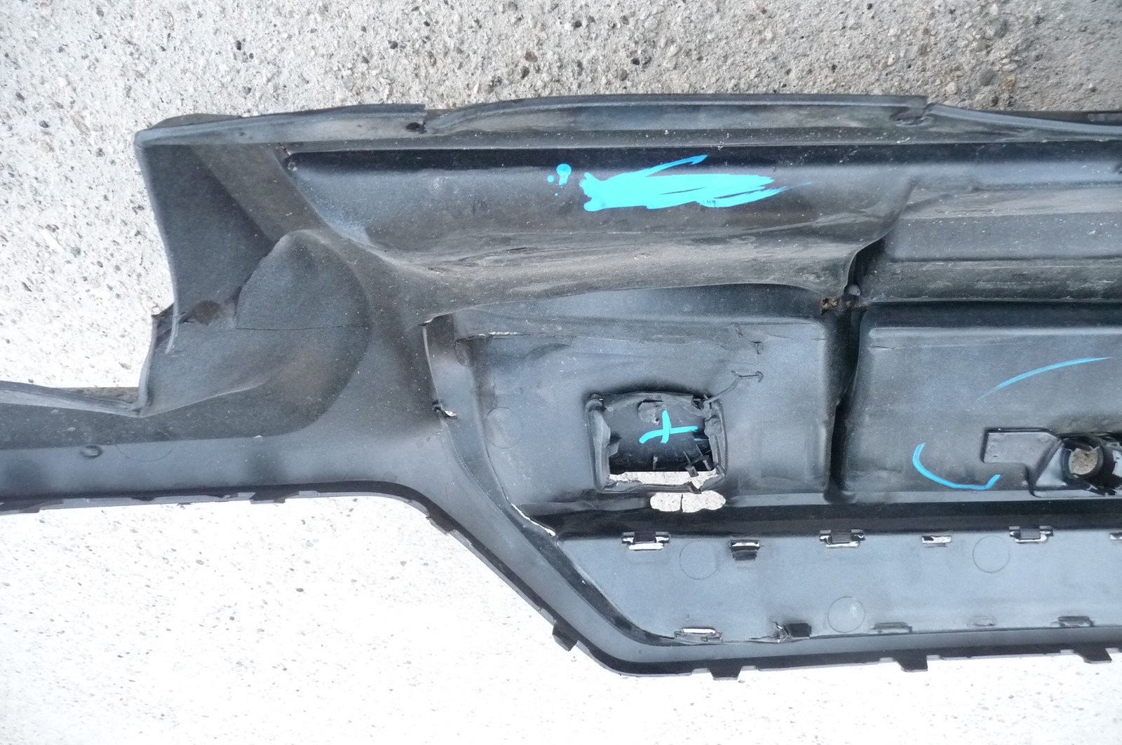 2019-2020 Lamborghini URUS Rear bumper Lower Diffuser Damaged 4ML807568A OEM