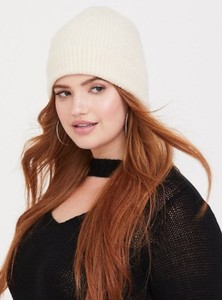 white knitted beanie hat