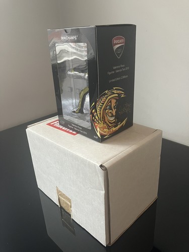 Minichamps Valentino Rossi Ducati 2010 Valencia Test Bike + Figure - Picture 10 of 13