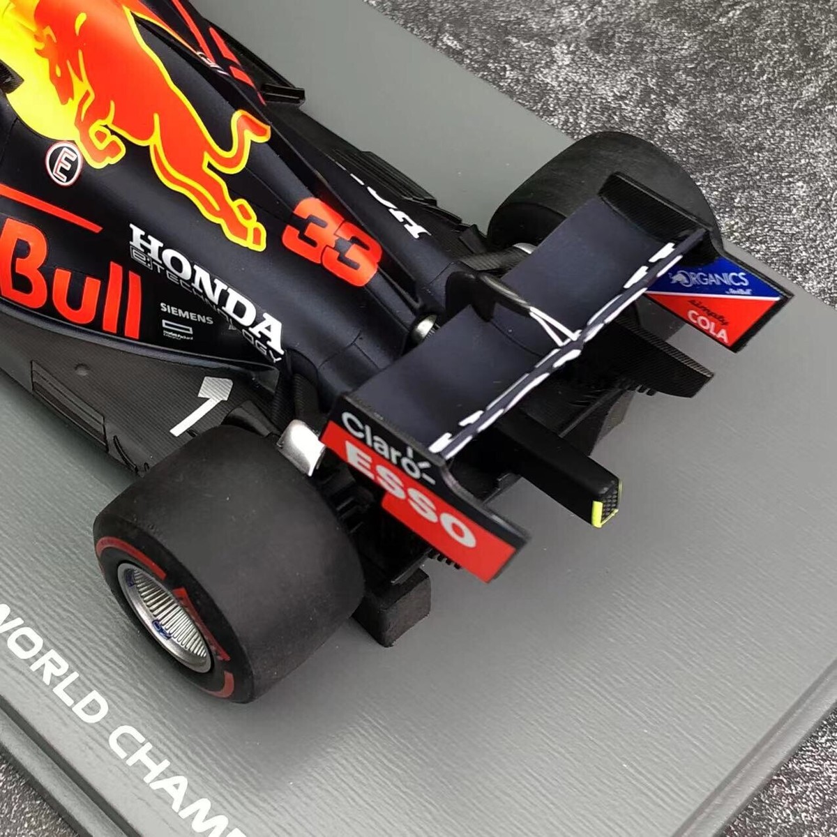 Spark 1/18 Red Bull F1 RB16B GP Abu Dhabi 2021 world Spark 1/18 Red Bull F1 RB16B GP Abu Dhabi 2021 world