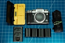  LOW SHUTTER Fujifilm X-T4 26.1MP Black  2x Charges, 4x Batteries  Strap