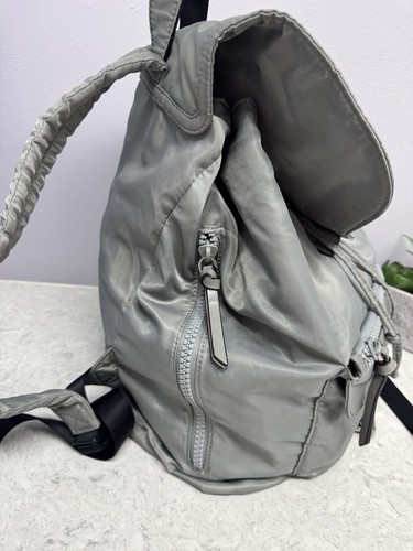 Mochila de nailon Rebecca Minkoff masilla plateada bolsillos medianos con cremallera Nordstrom - Imagen 4 de 24