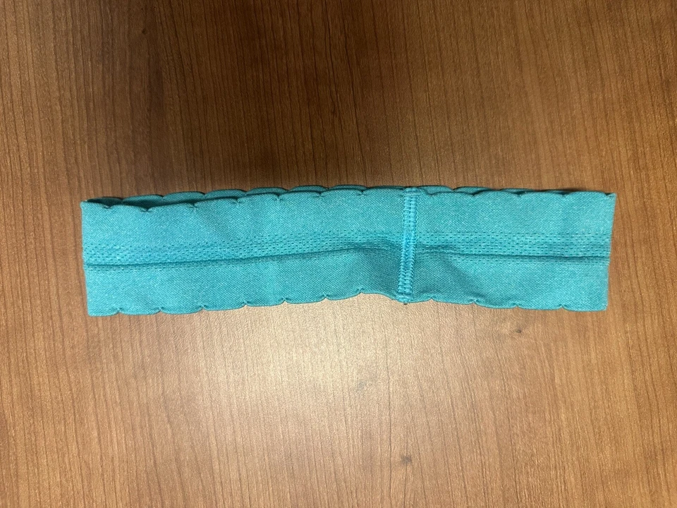 Paquete de dos camisas y banda para el cabello Lululemon, usadas-buenas Foto 4 de 4