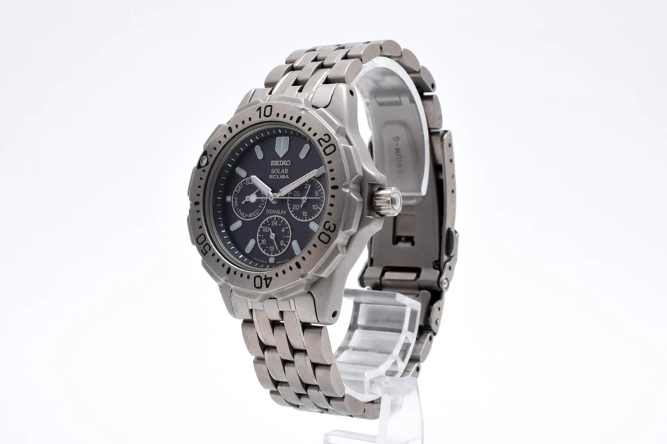 [N MINT] Seiko 5K2J-0A30 Black Dial Scuba 200M Day Date Solar Quartz Watch JAPAN - Image 3 of 4