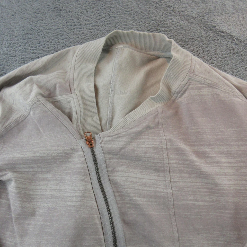 Jaqueta Lululemon Feminina Cinza Média Zíper Completo Bombardeiro Leve Yoga Atlética - Imagem 3 de 4