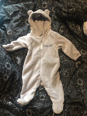Neu Logan personalisiert 0-3 Monate flauschiger grauer Bär Einteiler Meine ersten Jahre