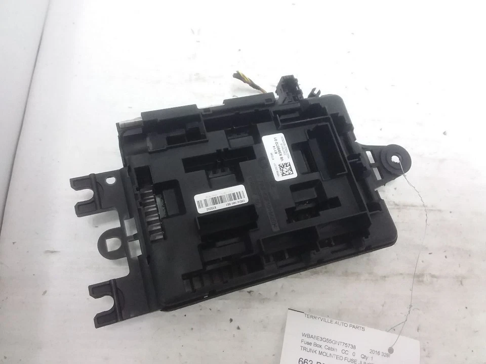 Caja de conexiones de fusibles trasera montada en el maletero BMW 328i 2016 61149389072 Foto 2 de 4