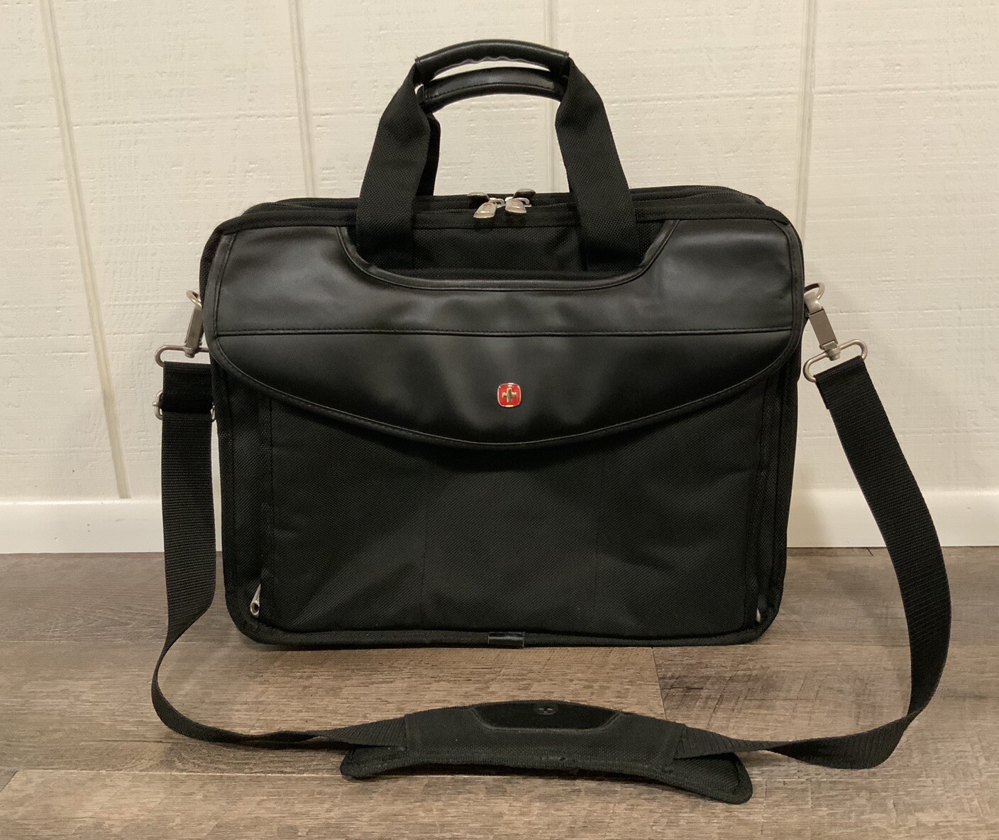 Swiss Gear Overnight Carry On Briefcase Shoulder Bag 16&rdquo; Ballistic Nylon Expand