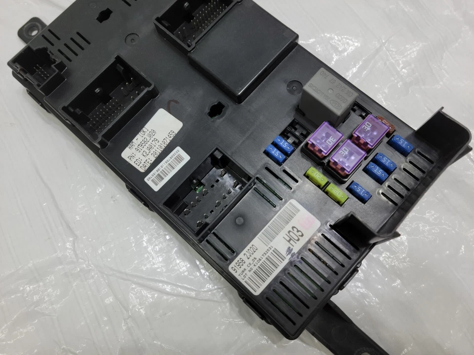 Caja relé de fusibles Kia Borrego 2009-2011 conexiones 919582J020 Foto 4 de 4