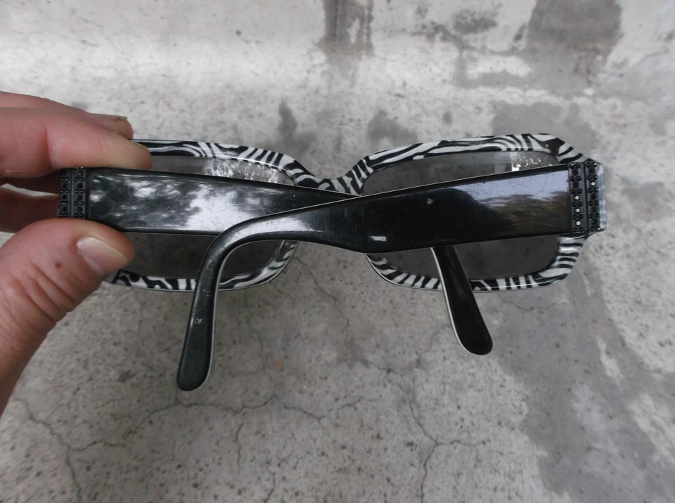 Gafas de sol Carmen Marc Yalvo negras con estampado de cebra para mujer arañazos abolladuras dobladas usadas Foto 2 de 4