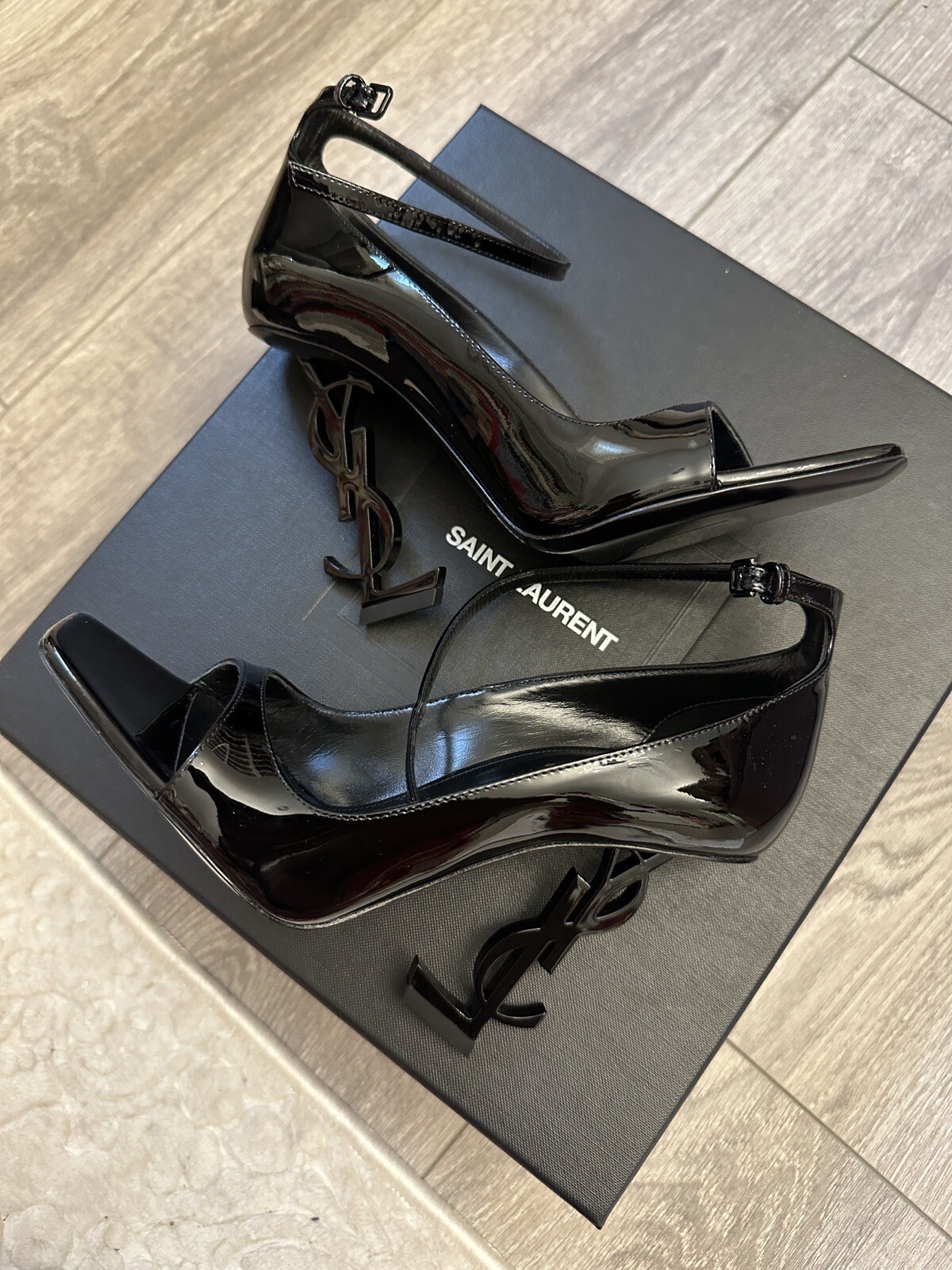 Décolleté Saint Laurent Opyum in pelle verniciata con tacco nero YSL taglia USA 5