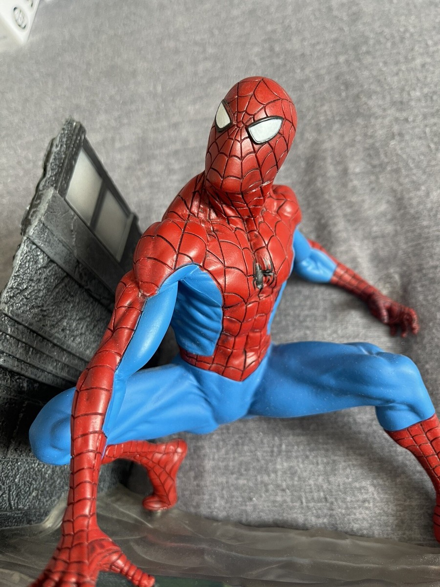 MARVEL GALLERY SPIDER-MAN WEBBING COMIC PVC DIORAMA: Diamond