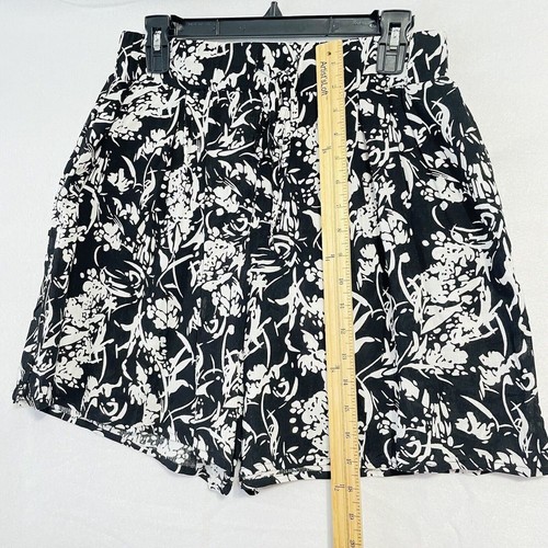 West Loop Shorts Black & White Floral Size S /M Women Elastic Waist Drawstring - Picture 6 of 9