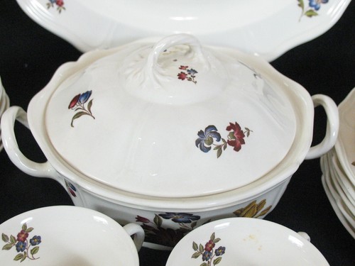 Wedgwood Queens Sprays Floral Partial Diner Set Plates Cups Bowls and Platter - Picture 6 of 9