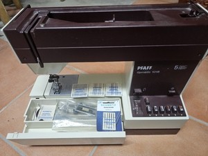 Pfaff Tipmatic 1015 Nähmaschine mit Koffer und Ersatzteile Gebraucht bitte Lesen