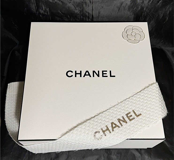 CHANEL Holiday 2026 Empty Gift Box Large White Square Camellia & Band ...