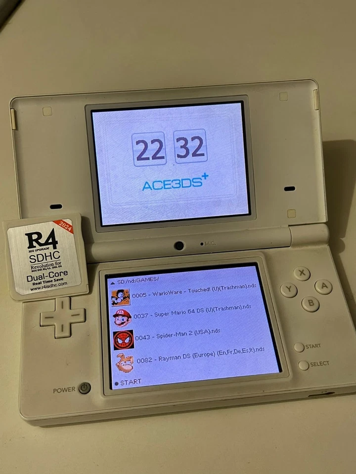 Scheda R4 per Nintendo DS, 2DS e 3DS + Scheda SD da 128GB con 200+ GIOCHI - Immagine 2 di 3