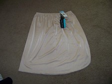 NWT Vanity Fair Women Half Slip Medium 20" Beige Lace Hem New with tags