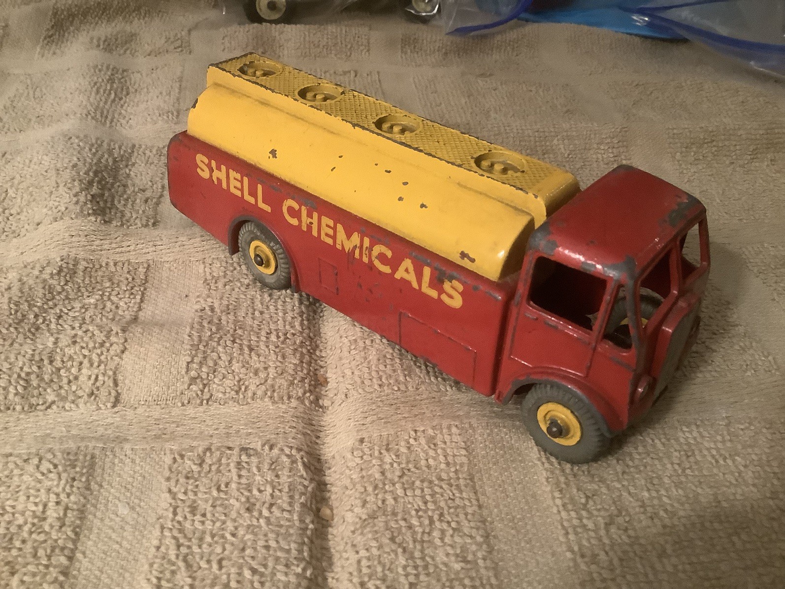 Dinky 591, AEC Tanker (Shell Chemicals) - Free Price Guide & Review