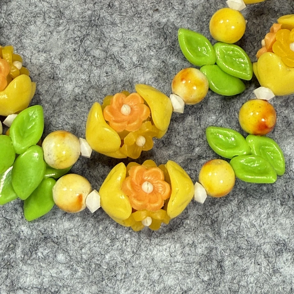 Conjunto de pendientes collar cuentas florales vintage de Hong Kong conjunto de disfraces de joyería de plástico Foto 3 de 4