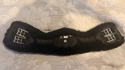 E.A. Mattes Crescent Short Girth 60cm with Removable Sheepskin Cover Black