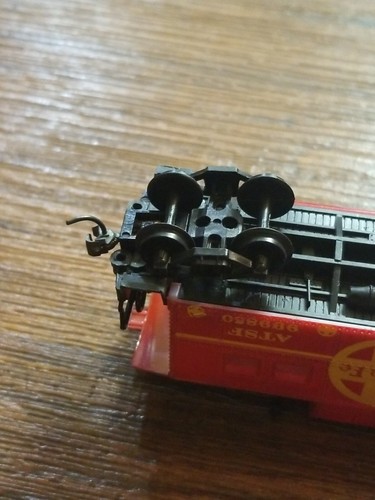 Life Like HO Scale TRAIN CAR Horn Hook SANTA FE ATSF Red Yellow 999850 - Picture 5 of 11