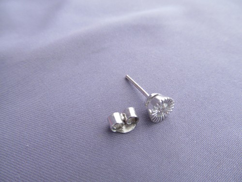 PENDIENTE PERFORADO VINTAGE 750 ORO BLANCO 18K DIAMANTE REDONDO "ÚNICO" .15ct - Imagen 6 de 9