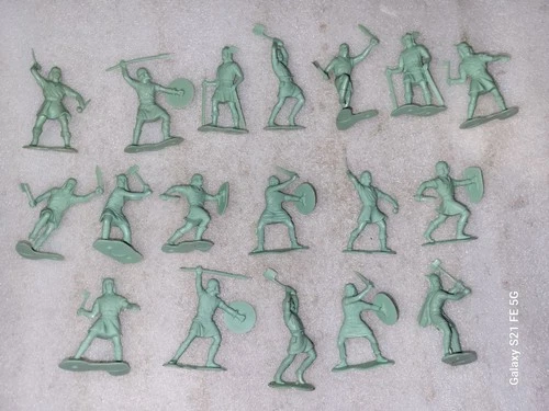 Lot of 18 Vintage Marx Fighting Knights Plastic Figures 1/32