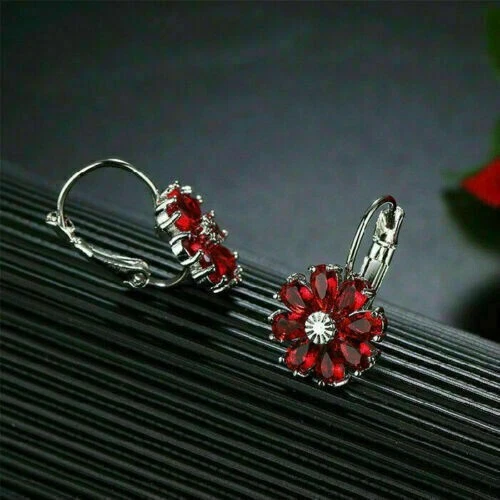 Pendientes colgantes y colgantes de rubí rojo creados en laboratorio con corte de pera de 2 quilates acabado en oro blanco de 14 quilates Foto 2 de 4