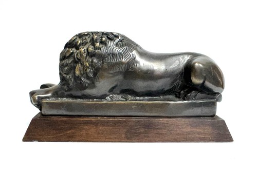 Jolie Statuette Bronze Eines Löwe Liegend - 21 CM - Sockel Holz - Picture 2 of 3