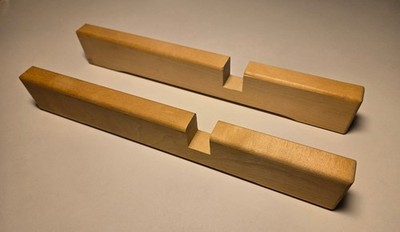 Webzubehör:  Zwei Standfüße für Webrahmen - 20 mm Aufnahme - aus Buchenholz